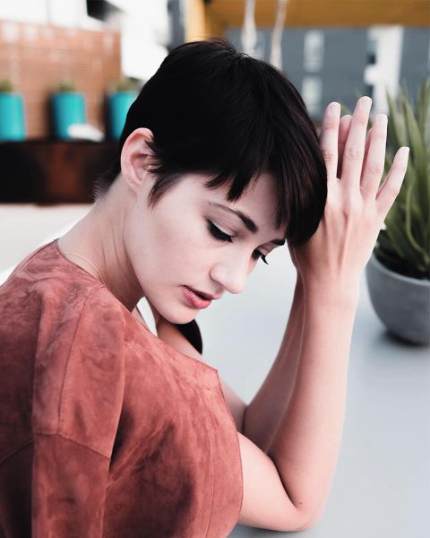 Frau mit kurzen Haaren, die nach unten schaut